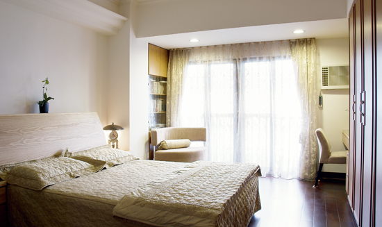 客廳的格局最好是正方形或長方形，座椅區不可沖煞到屋