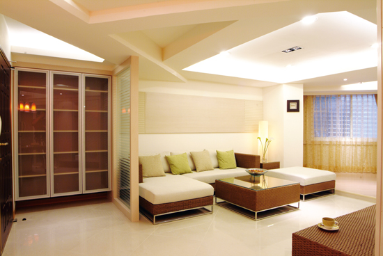 客廳的格局最好是正方形或長方形，座椅區不可沖煞到屋