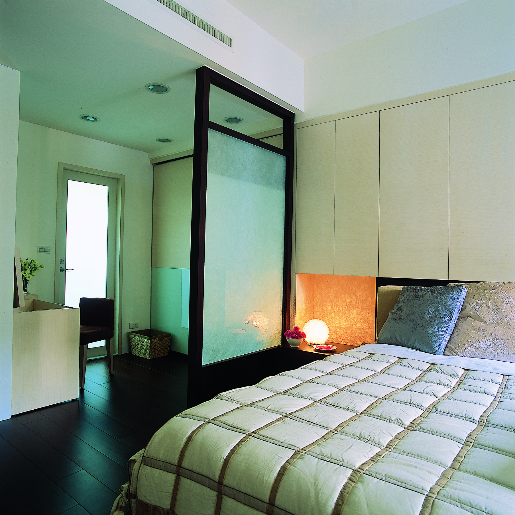 門與門相對的情形,在現代建築中常可見到,不論是兩門