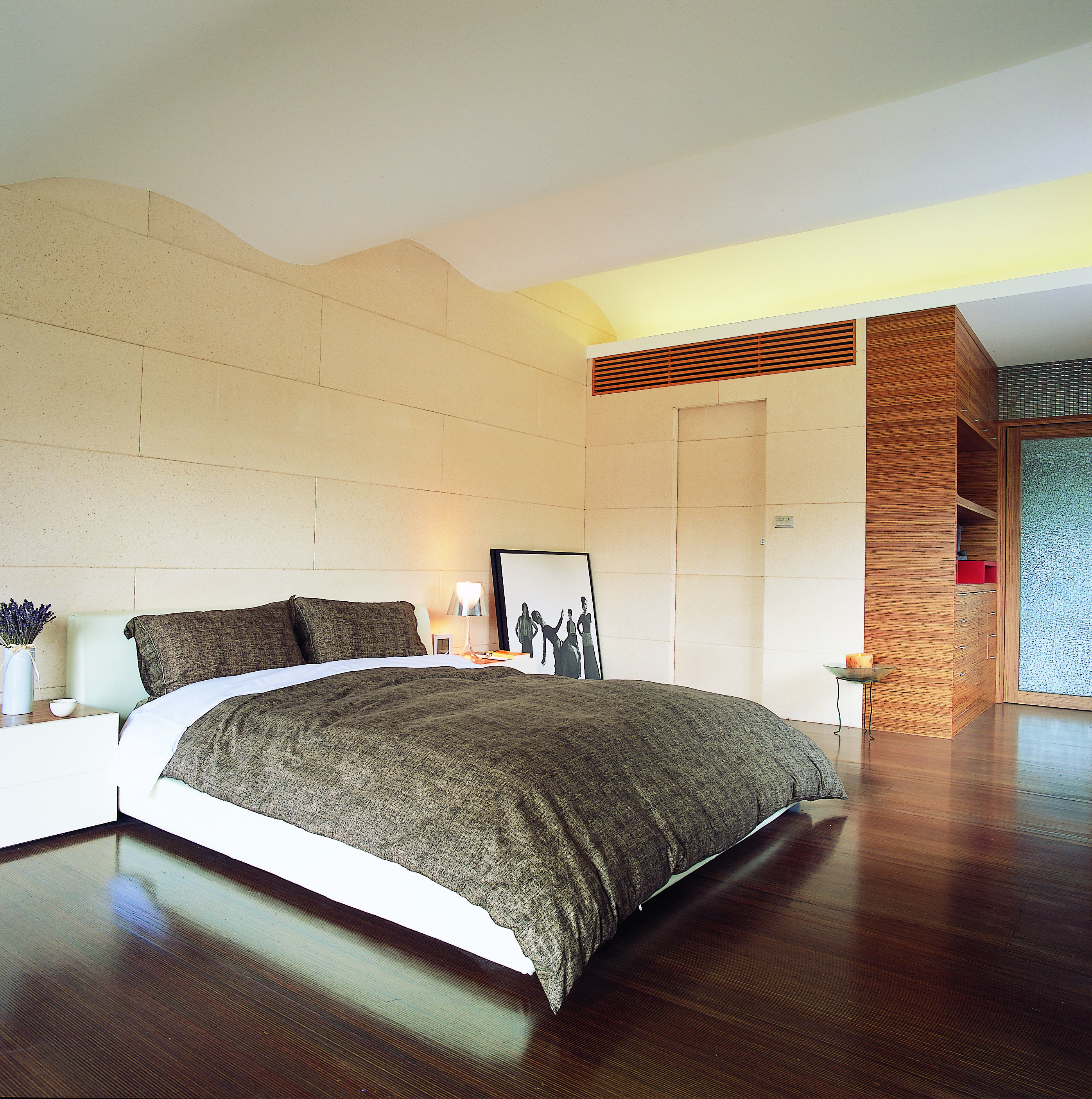 門與門相對的情形,在現代建築中常可見到,不論是兩門