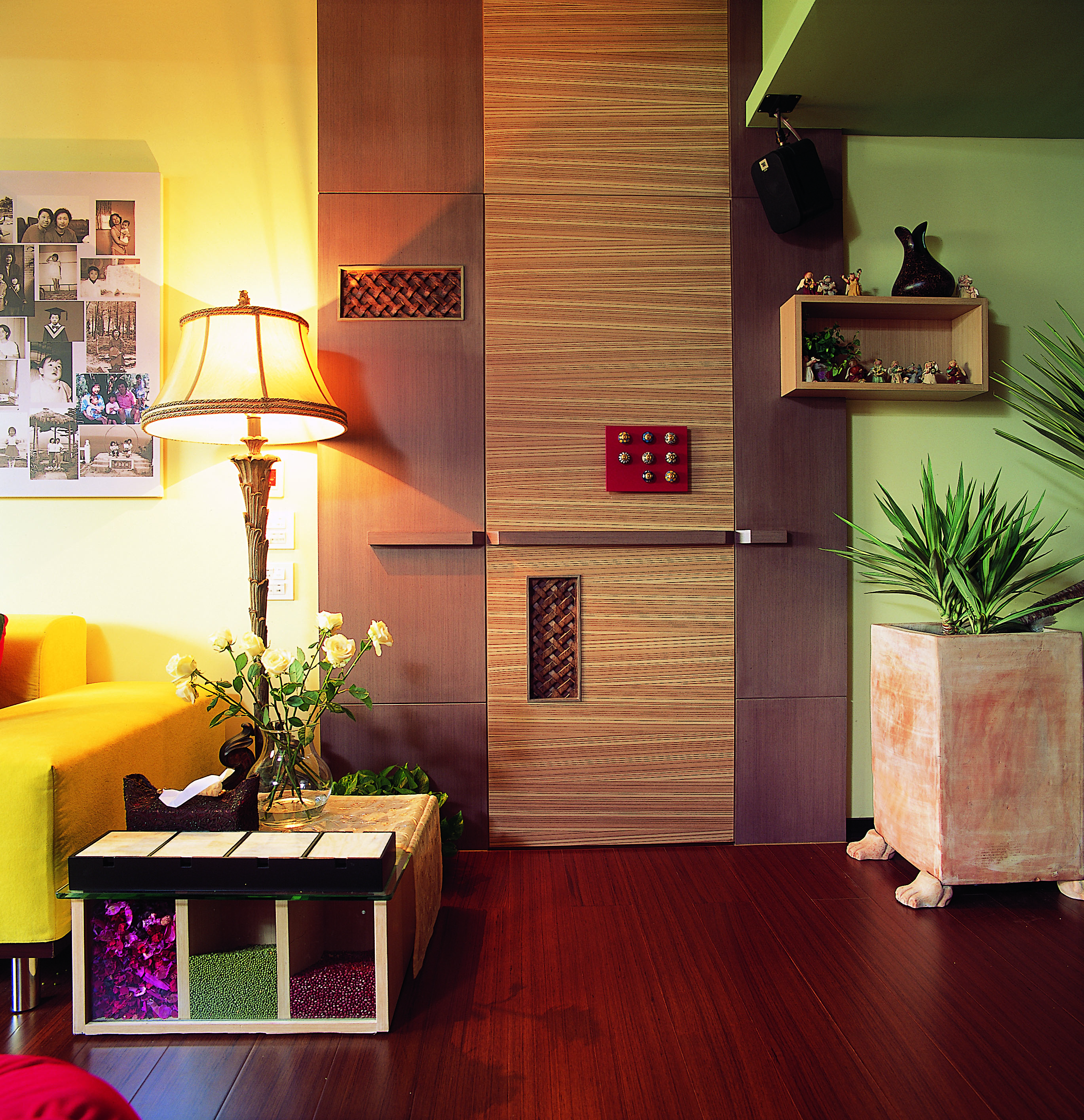 門與門相對的情形,在現代建築中常可見到,不論是兩門