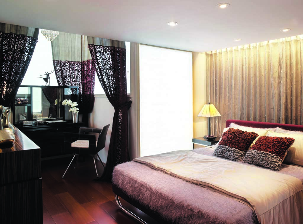 光線對於臥室是重要的,但床的擺放位置又不能緊鄰窗戶