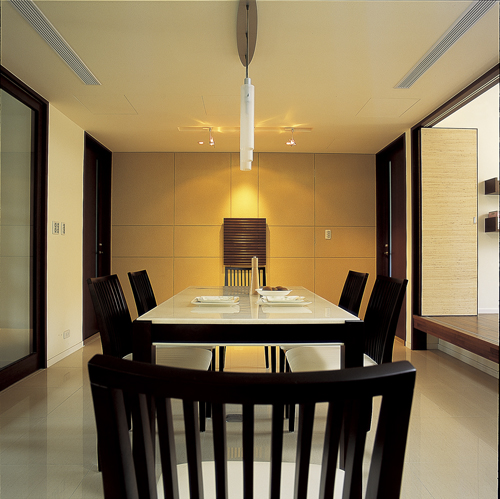 餐廳對到廁所門是現代空間中常見的狀況之一，在格局上