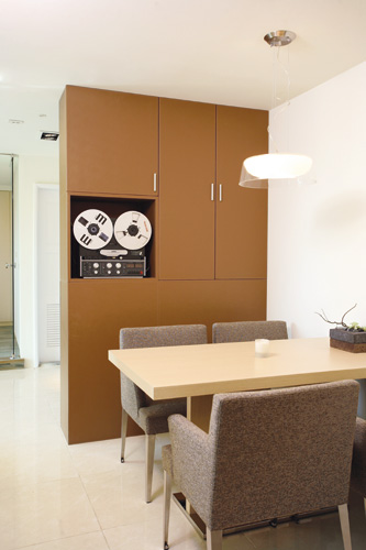 餐廳對到廁所門是現代空間中常見的狀況之一，在格局上