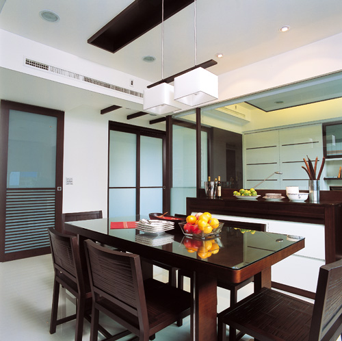 餐廳對到廁所門是現代空間中常見的狀況之一，在格局上