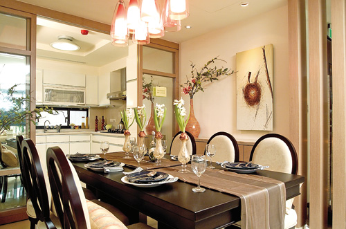 餐廳應位於客廳與廚房之間，位居住宅的中心位置，但現