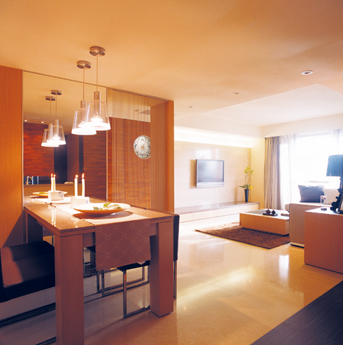 餐廳應位於客廳與廚房之間，位居住宅的中心位置，但現