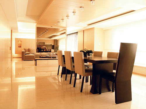 餐廳應位於客廳與廚房之間，位居住宅的中心位置，但現