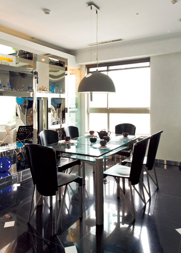 餐廳應位於客廳與廚房之間，位居住宅的中心位置，但現