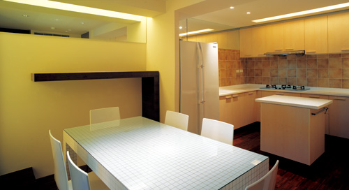  一般家庭的廚房都會設置在住家的側邊，但房子的