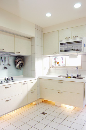  一般家庭的廚房都會設置在住家的側邊，但房子的