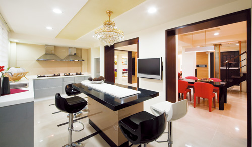  一般家庭的廚房都會設置在住家的側邊，但房子的