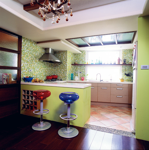  一般家庭的廚房都會設置在住家的側邊，但房子的