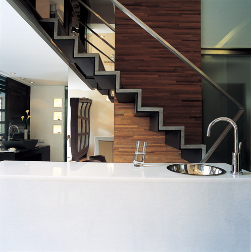 廚房為煮菜的地方，當然少不了水(水槽)與火(爐灶)，換