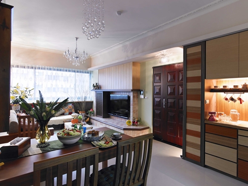 年輕的屋主希望居家空間能符合長輩與小孩的生活需求，