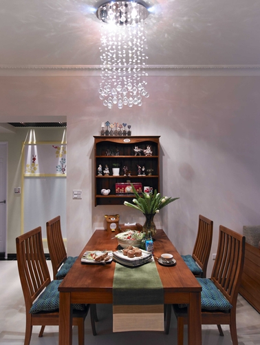 年輕的屋主希望居家空間能符合長輩與小孩的生活需求，