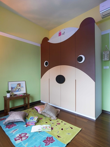 年輕的屋主希望居家空間能符合長輩與小孩的生活需求，