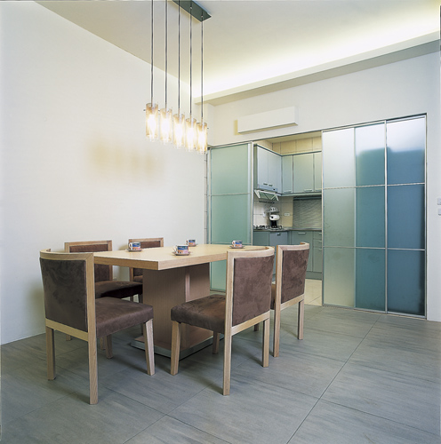 廚房門與廁所相對地將影響家人的身體健康，特別是爐灶