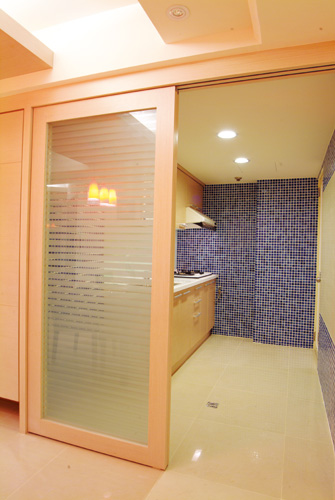 廚房門與廁所相對地將影響家人的身體健康，特別是爐灶