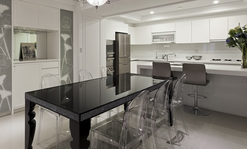 屋主買下這間大坪數豪宅,為的就是能讓一家大小都能有