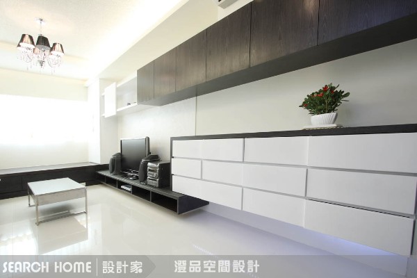 都從事科技產業的夫妻，長期在大陸工作，位於台北建國