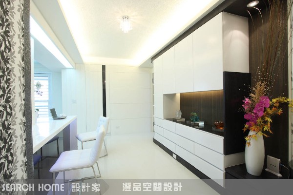 都從事科技產業的夫妻，長期在大陸工作，位於台北建國