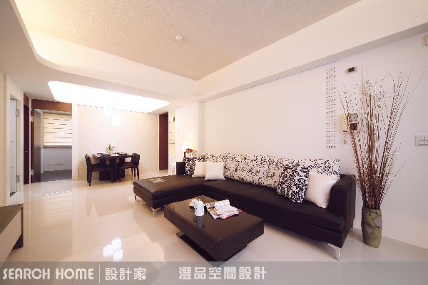 客廳原來的格局被通道跟門切割，空間顯得破碎而狹小，