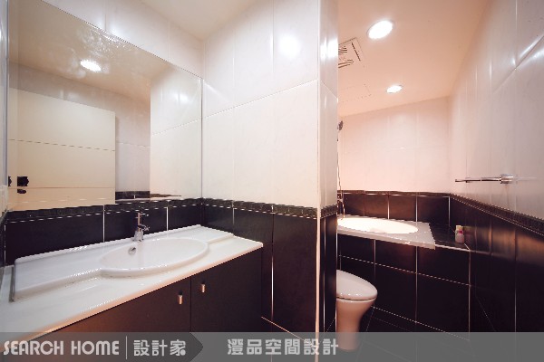 客廳原來的格局被通道跟門切割，空間顯得破碎而狹小，