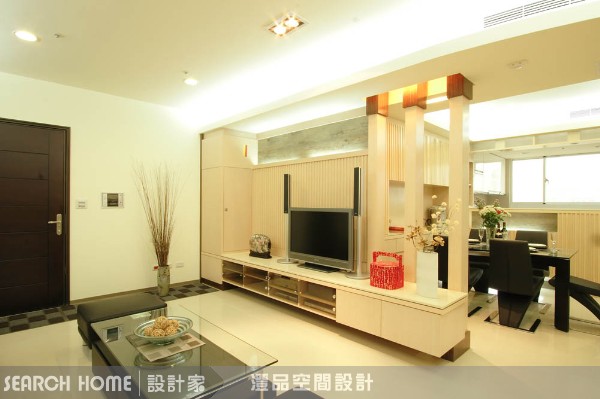 屋主希望擁有一個淺色、單純又不失變化的居住空間，也