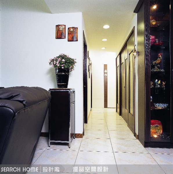 由於屋主在裝修前，親朋好友紛紛贈與家具、家飾等配件