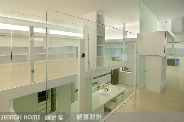 以北歐都會風格貫穿整體空間，並運用白色語彙替空間帶