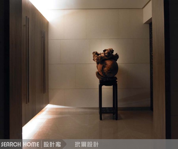 玄關;天花板;燈光