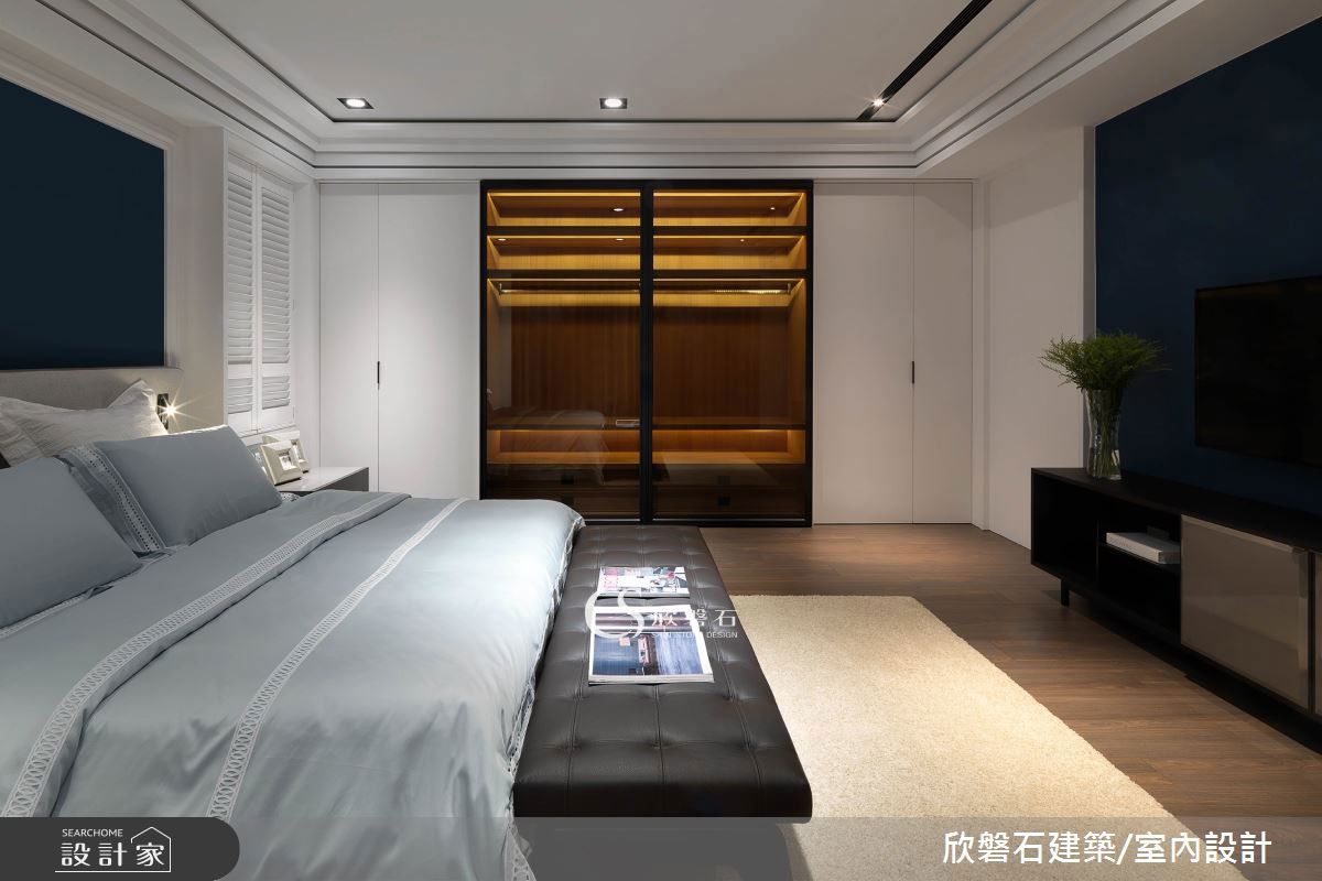 主臥房天花以細窄綠色框塑牆體天花，細琢工藝的茶水吧檯表現大理石觸感層次。睡眠區以英國皇室藍為主牆，天花同以極細藍線段呼應，衣櫃以實木皮為內佐鐵件茶玻搭配，烘托細緻感受。