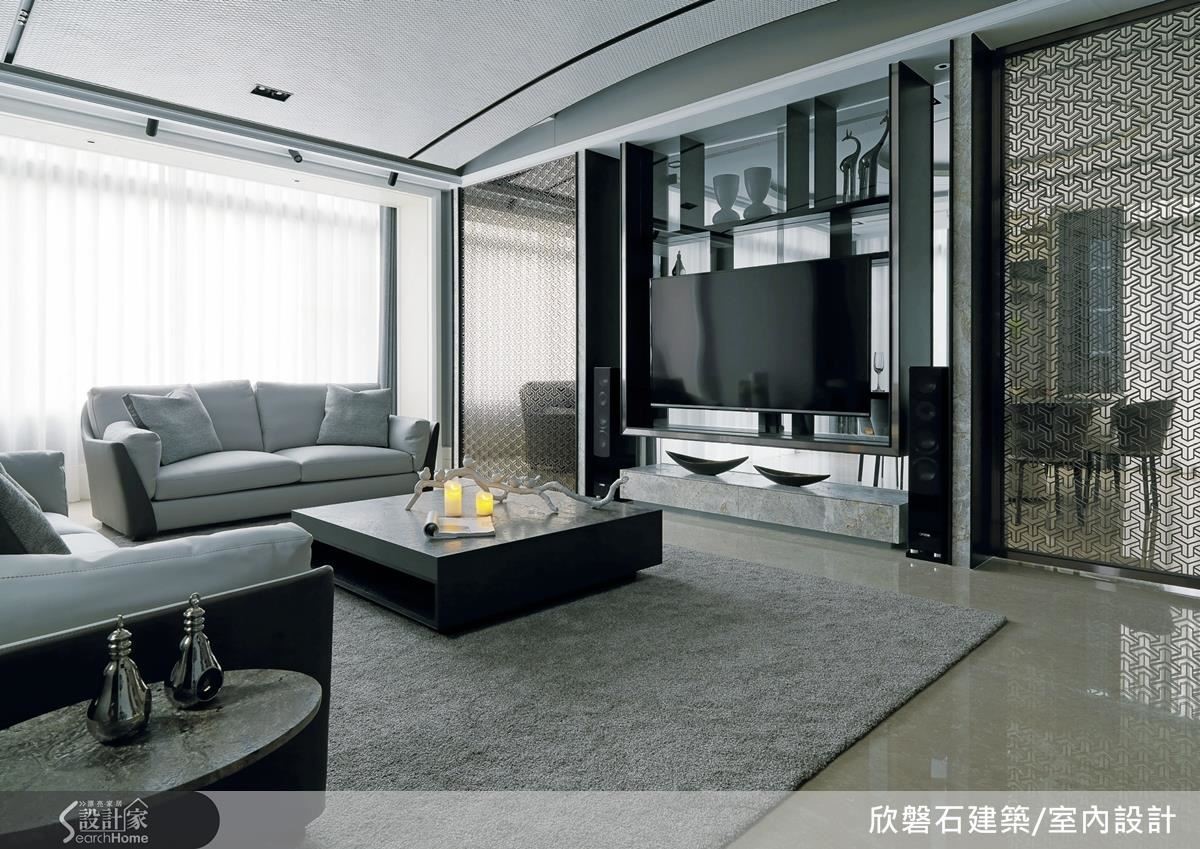 客廳以半弧型天花板作造型,不只避開頭頂大樑,更在不降低空間高度的前提下,使視覺感更加寬闊。搭配沙發上的ㄇ型雅典米黃仿古面大理石,巧妙收整天頂線條,營造俐落清爽的居家氛圍。