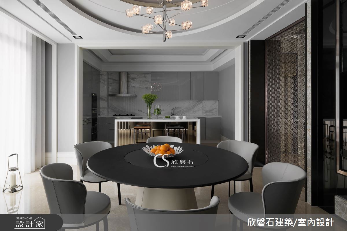 開放式的餐廚場域一氣呵成,用無彩色調提升空間質感,展現成熟品味的精粹藝術。