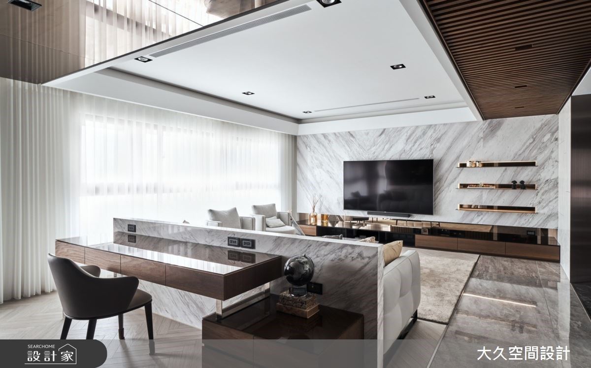 再次找上廖志偉設計師幫忙設計的屋主,這次希望以白色系為基調,設計師以擅長的飯店風格為核心,打造沉穩內斂又低調奢華的居宅。