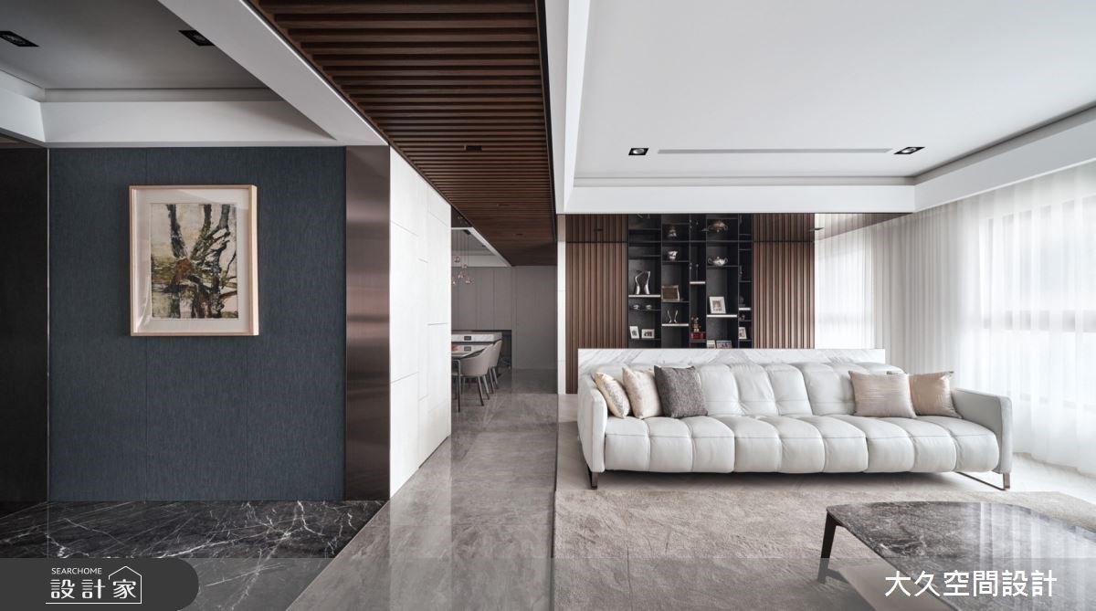 不同地坪以金屬收邊,以精緻的工藝堆疊出精品空間的質感。