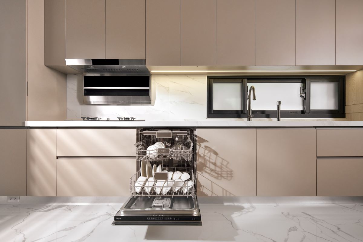 TEKA 全嵌式自動開門洗碗機 DFI 76950 能夠完美融入櫥櫃裡，凸顯輕奢美學。