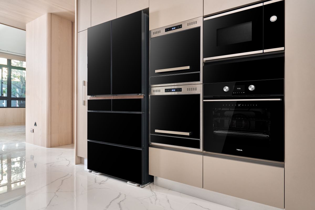 TEKA 60cm 牛排大師烤箱 STEAKMASTER 的外型時尚，可以有效結合於機能櫃裡，是豪宅廚房的最佳幫手。