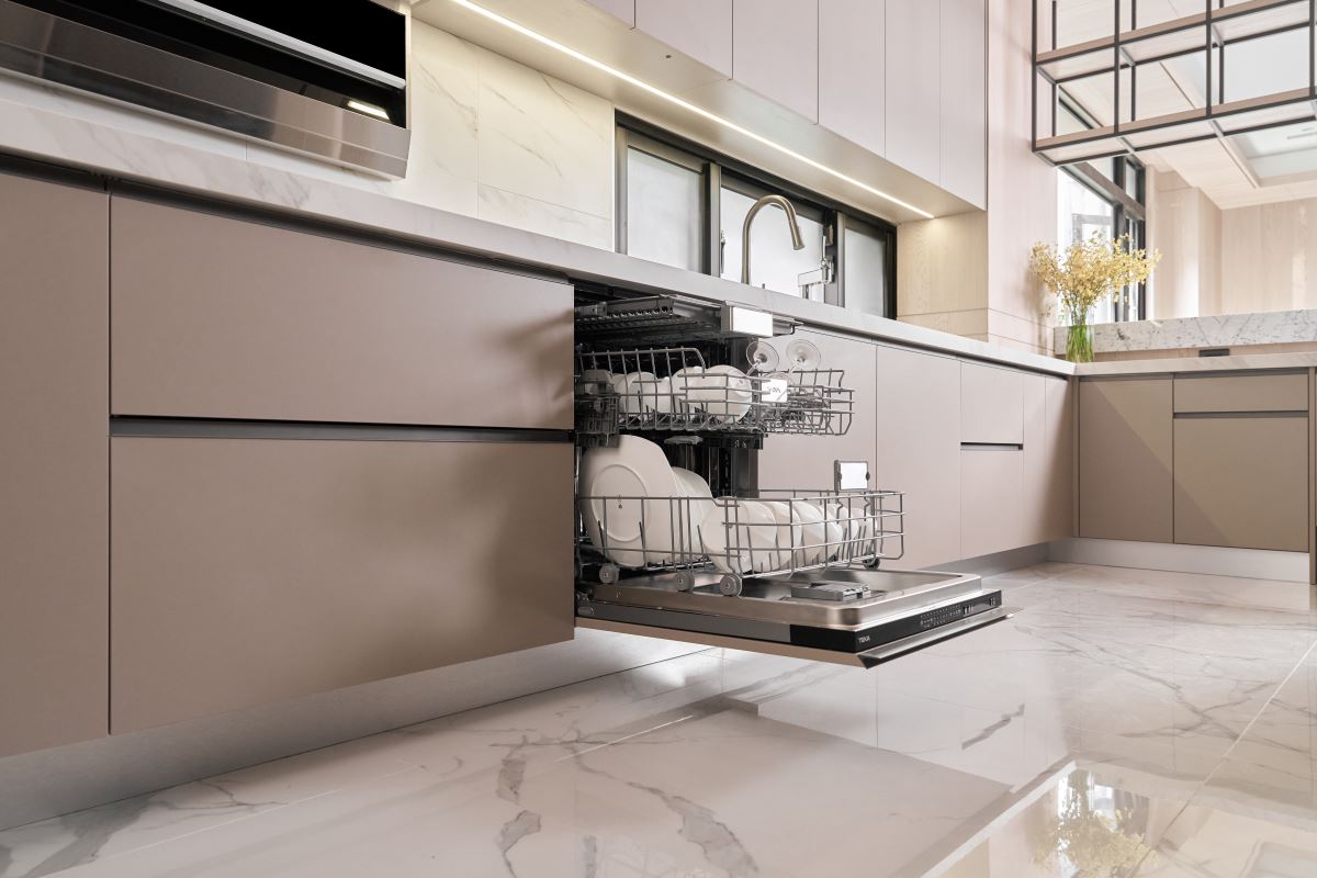 TEKA 全嵌式自動開門洗碗機的可調式三層碗籃架，方便清洗聚會後的大量餐具。