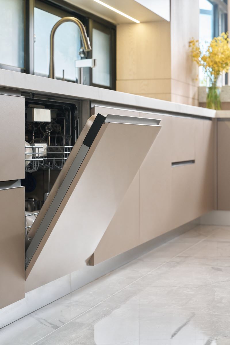 TEKA 全嵌式自動開門洗碗機的滑動門設計，可以無縫整合櫥櫃中，美觀又實用。