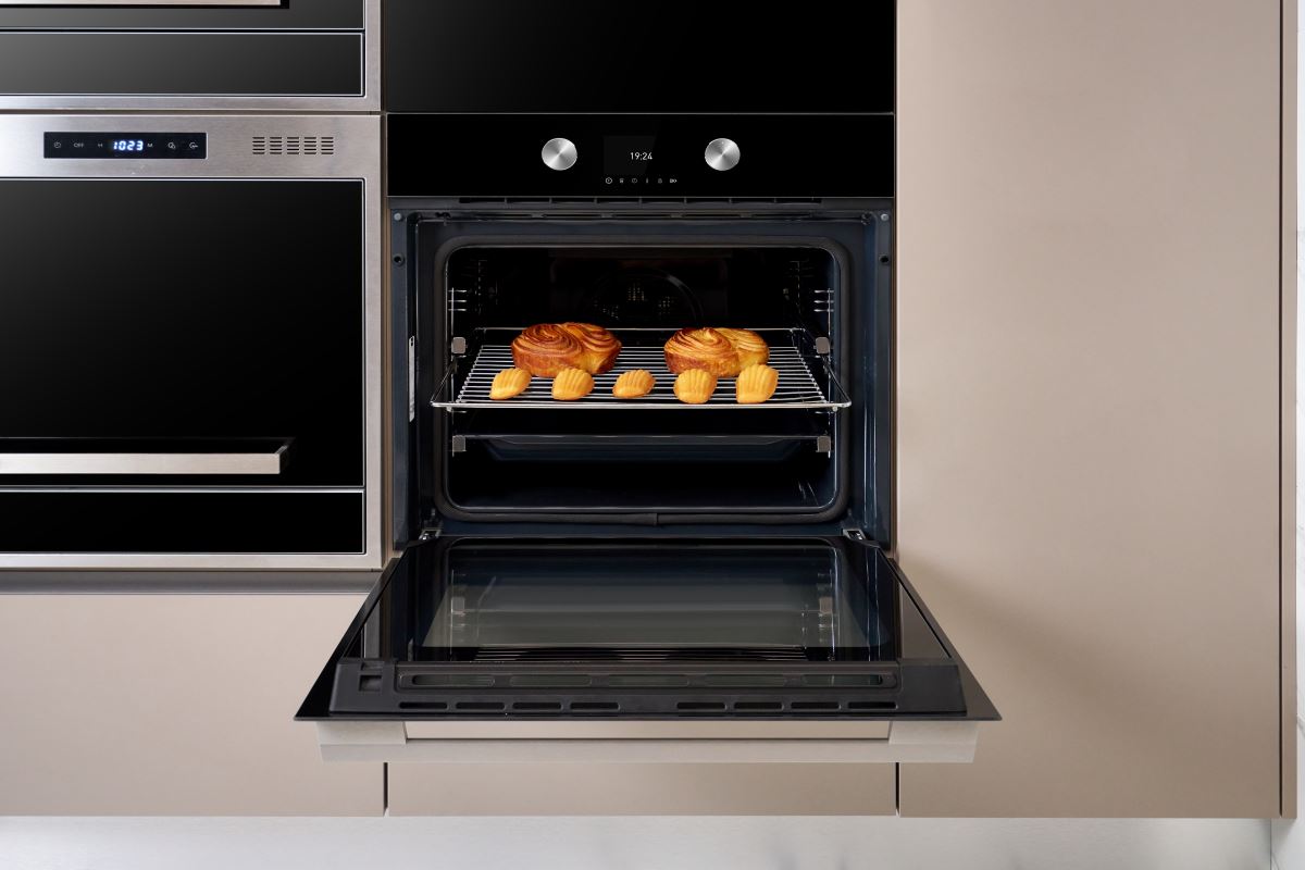 TEKA 60cm 牛排大師烤箱具備四層隔熱玻璃門、兒童安全鎖及開門斷電功能，親子一起烘焙相當安全。