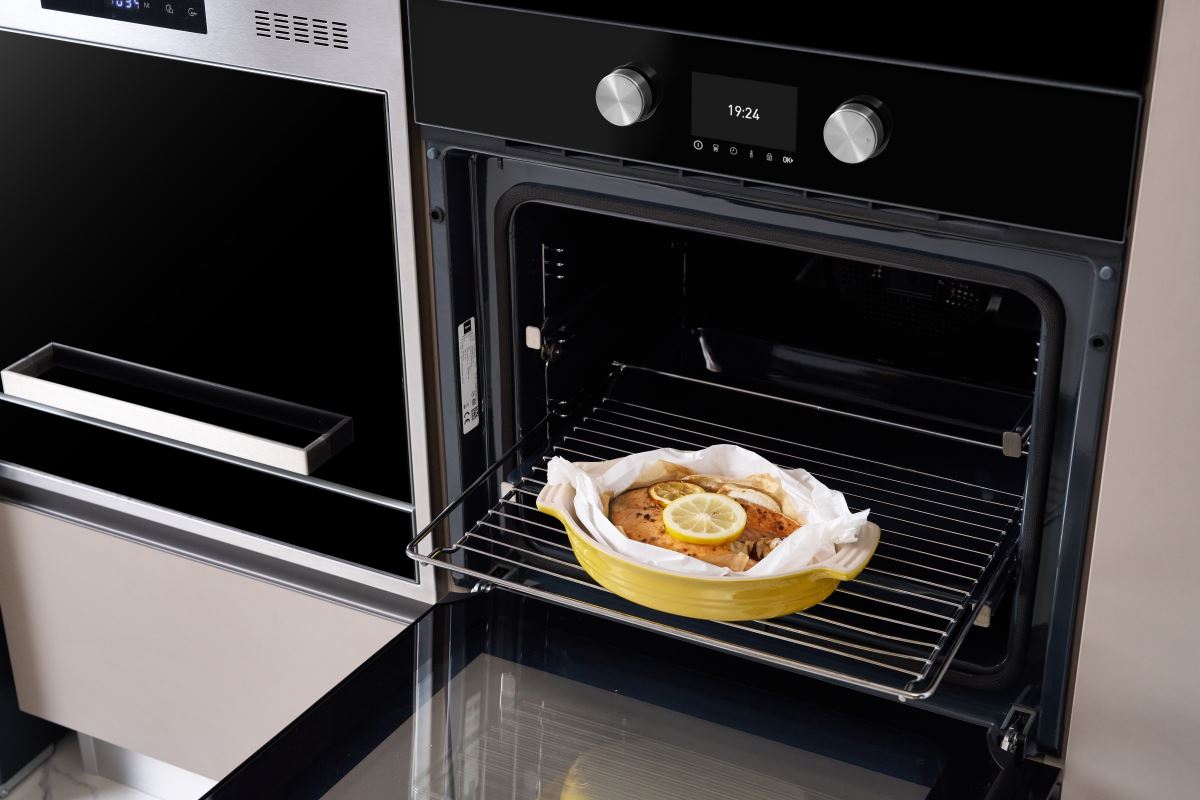 TEKA 進口廚電就像私人烹飪助理，可幫你快速端出烤雞、鴨胸和鮭魚等多種美味料理。