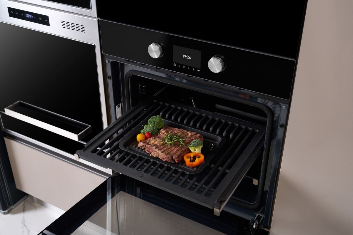 TEKA 60cm 牛排大師烤箱可以烤出高級餐廳品質的炙燒牛排，每個人都能輕鬆成為大廚。