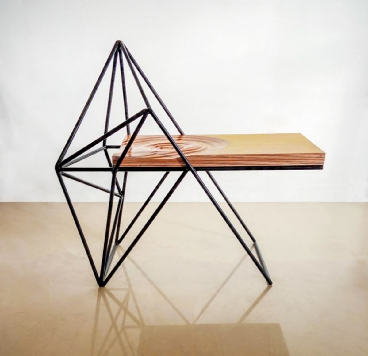 李蕢至作品《紋》。作品以鐵件與木頭構成,它結合著水的波紋曲線和像山一樣剛硬的線條,創造出山水之間鋼硬與柔和的平衡美感。圖片提供_蔚龍藝術。