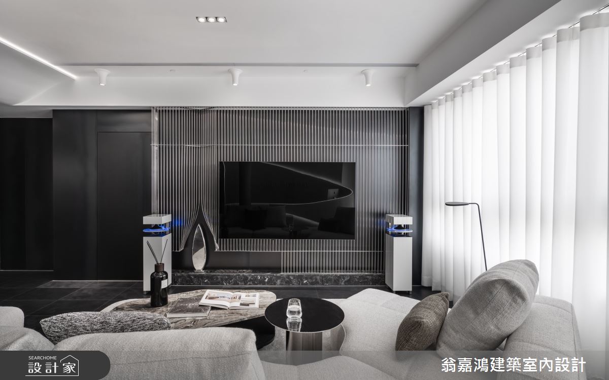 電視主牆從木作框體的嚴謹打底，到金屬結構的精密訂製與燈光配置的角度拿捏，每一道工序皆需要高度的精確度，只為最終呈現一面兼具結構美學與光影藝術張力的視覺效果。