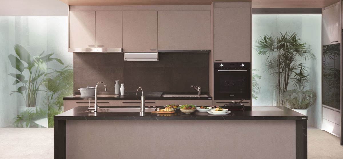 Panasonic 的 L-CLASS 日本進口廚具，讓親子能在餐廚空間共處用餐，甚至一起烹飪，既安心又促進好感情。