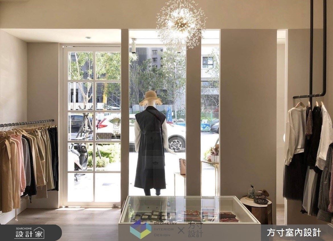 踏入巴黎街頭的時尚服飾店!以夢幻燈光和撞色手法,讓衣服成為頂級藝術品-設計家 Searchome