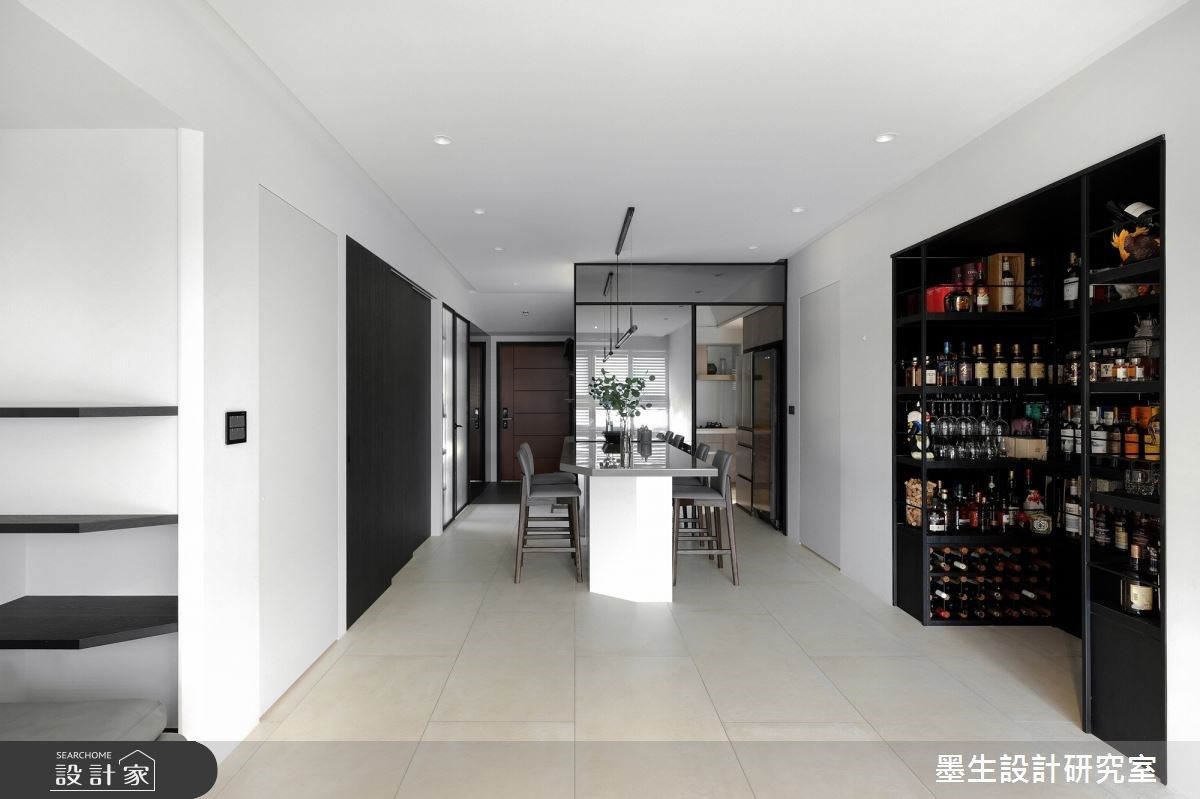 愛酒人士必備的夢想酒櫃！冷調系的黑白灰現代風，以方正線條框出理想日常－設計家 Searchome