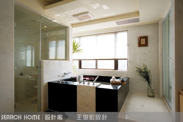 轟隆隆，引擎聲怒吼，紅色的車影飆著風速，呼嘯而去。